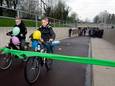 Cas en Mathias fietsen met de tijdcapsule richting het lint, waarmee ze de Ter Stegetunnel openen.