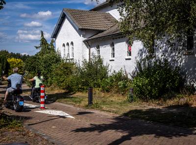 Dit rood-wit paaltje staat gruwelijk in de weg, maar niemand wil verplaatsing betalen
