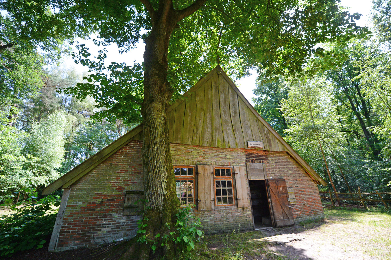 De Bommelas, een verlaten los hoes in Haaksbergen. Heel soms gaan de