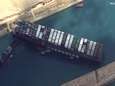 “Tikkende tijdbom”: vandaag nieuwe poging om containerreus in Suezkanaal vlot te trekken