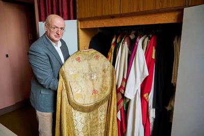 Promoveren op kerkgewaden: ‘In de 18e eeuw paradeerden priesters gewoon in verstelde bloemetjesjurke