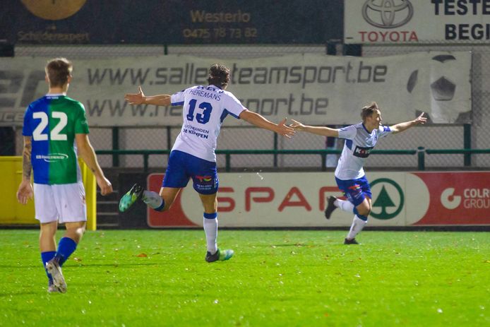 Mathieu Troonbeeckx heeft net de 1-0 gemaakt. Nicolas Orye, die met een gemeten dieptepass Troonbeeckx bediende, komt op de doelpuntenmaker afgestormd.