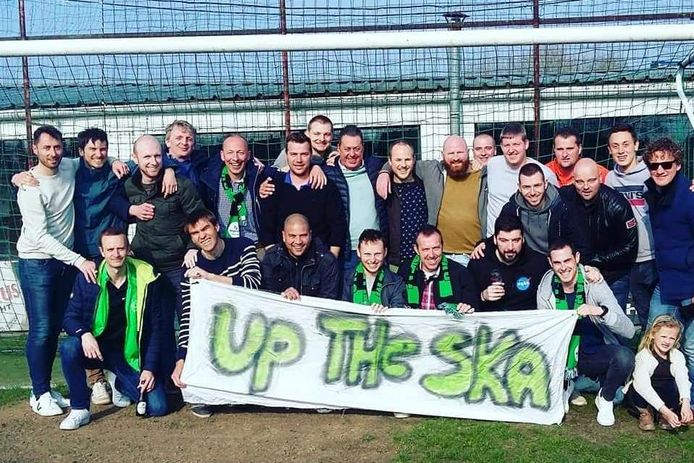 De oud-spelers uit de jaren 2000 van SK Aaigem brengen zondag de sfeer van weleer terug naar de Langemunt.