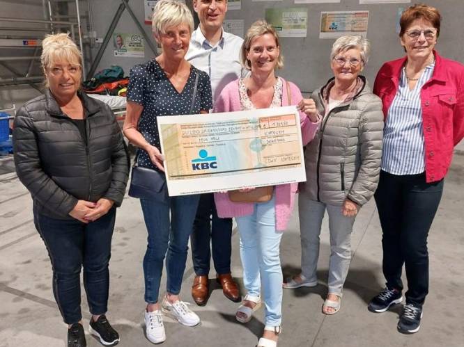 CD&V Ichtegem overhandigt cheque aan MUG-helikopter