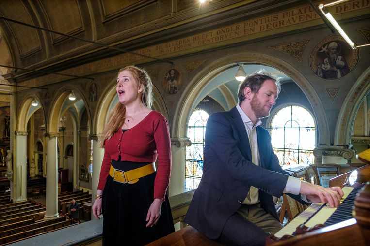 Sopraan Klaartje van Veldhoven en organist Matthias Havinga voeren een lied van Hendrik Andriessen uit in de St. Josephkerk in Haarlem.  Beeld Patrick Post