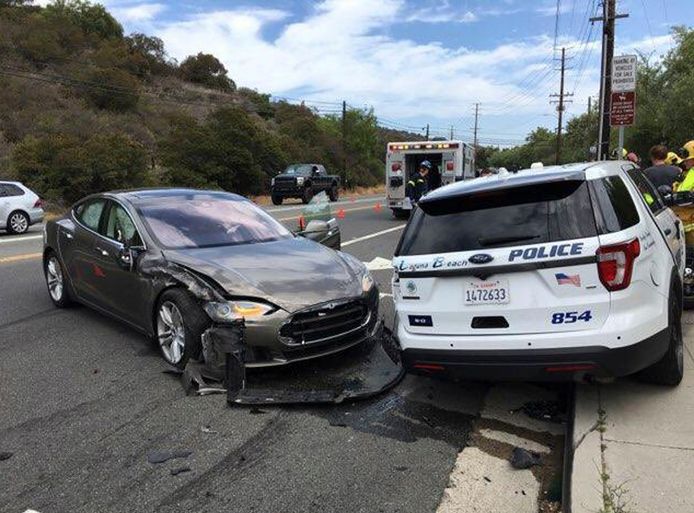 Een elektrische Tesla botste vorig jaar op een geparkeerde politieauto in het Californische Laguna Beach Police Department. Een nieuw systeem van Bosch moet voorkomen dat inzittenden of hulpverleners bij botsingen met elektrische auto's een gevaarlijke schok krijgen.