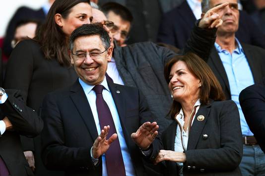 Barça-voorzitter Josep Maria Bartomeu (l) met zijn collega van Eibar, Amaia Gorostiza.