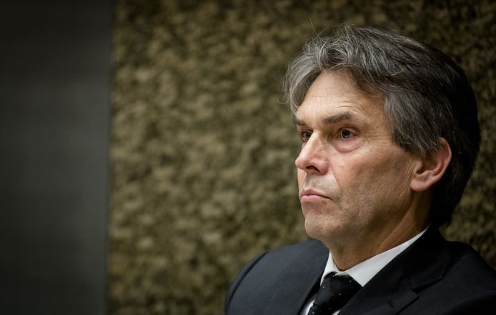 Topambtenaar kon niet van onderzoek MH17 afblijven | Politiek | AD.nl