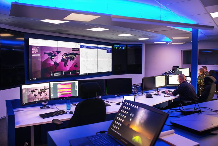 Nederland heeft sinds een aantal jaar een cyberleger; het Defensie Cyber Commando (DCC) genaamd. Dit beeld is een van de zeldzame foto’s van het commandocentrum.  Beeld Jeroen de Bakker