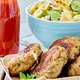 Barbecue maar nét even anders: mozzarellaburgers met ketchup en pastasalade
