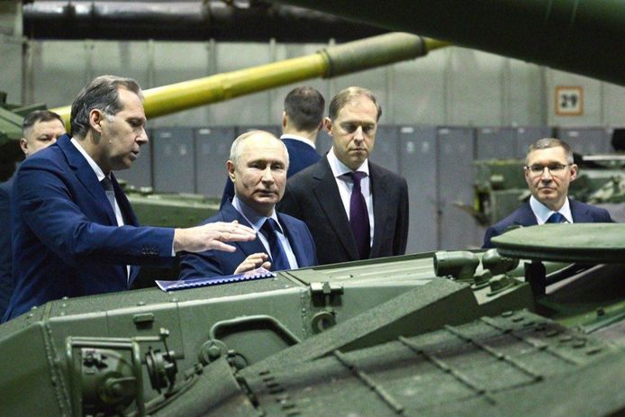 Illustratiebeeld: de Russische president Vladimir Poetin (71) tijdens een bezoek aan een wapenfabrikant.