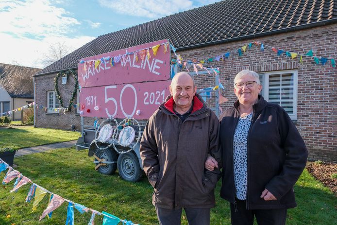 huis versierd voor hun 50 ste huwelijksverjaardag Warke en Valine waren verrast als ze weer thuiskwamen