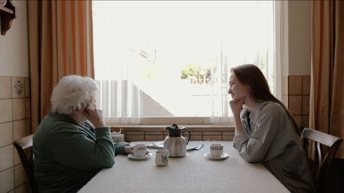 Still uit de documentaire. Àmber van de Ven in gesprek met haar oma.