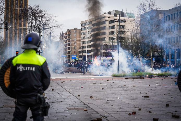 Rookbommen tussen het 18 Septemberplein en Stationsplein.