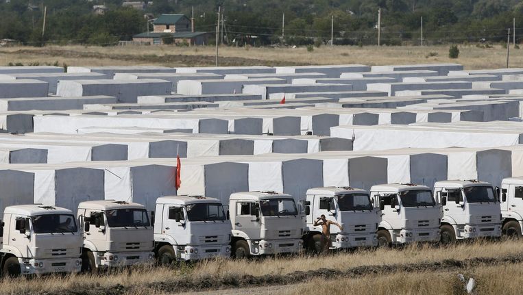 Het Russische hulpkonvooi aan de grens met de Oekraine Beeld epa