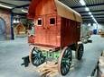 De nagebouwde ambulance uit de tijd van Napoleon. Op 15 april trekken re-anactors met de kar door de stad als opwarmertje voor het Historisch Festival dat in het weekeinde van 21 april wordt gehouden. De wagen staat nu nog in de hal van Bouwmensen.