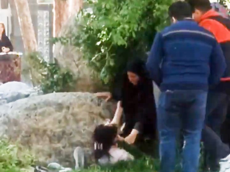 Hartverscheurende beelden tonen hoe Iraanse zedenpolitie meisje zonder hoofddoek hard aanpakt