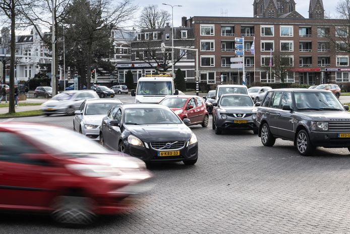 Nu al is het regelmatig filerijden op Keizer Karelplein en de singels. Om te voorkomen dat Nijmegen de komende jaren helemaal ‘dichtslibt’, wil de gemeente inwoners verleiden steeds meer zonder auto te leven.