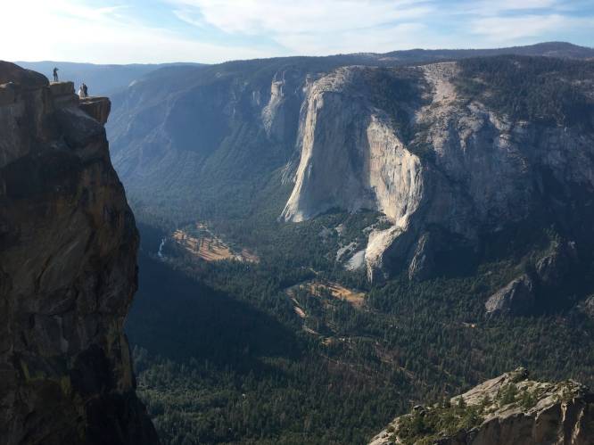 Twee toeristen vallen van bekend uitkijkpunt Yosemite National Park