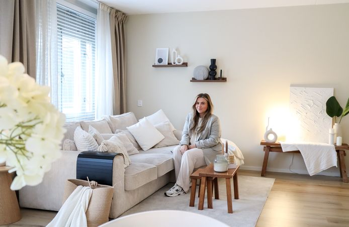 Sophie in haar appartement.