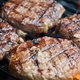 Hoe gevaarlijk is aangebrand vlees?