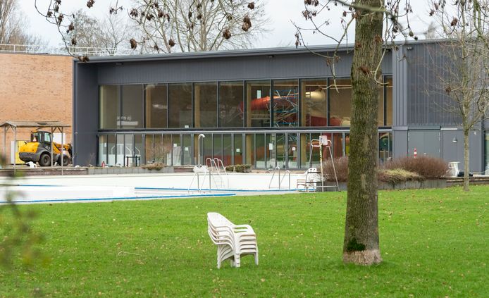 Om de vernieuwbouw van het zwembad en een sporthal af te ronden is nog eens ruim anderhalf miljoen euro nodig.