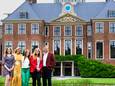 De koninklijke familie voor Paleis Huis ten Bosch in Den Haag.