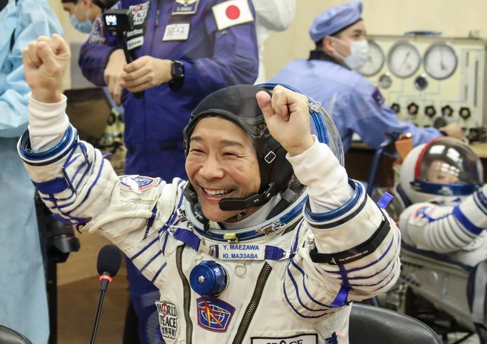 Ruimtetoerist Yusaku Maezawa tijdens de laatste checks van de astronautenpakken vlak voor de lancering in Kazachstan.