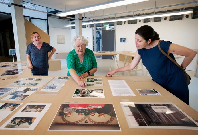 V.l.n.r. Carmen Herrera, Conchita Perez Labarta en onderzoekster Elena Prado halen in Stedelijk Museum Breda herinneringen op aan de eerste Bredase jaren van de Spaanse gemeenschap.