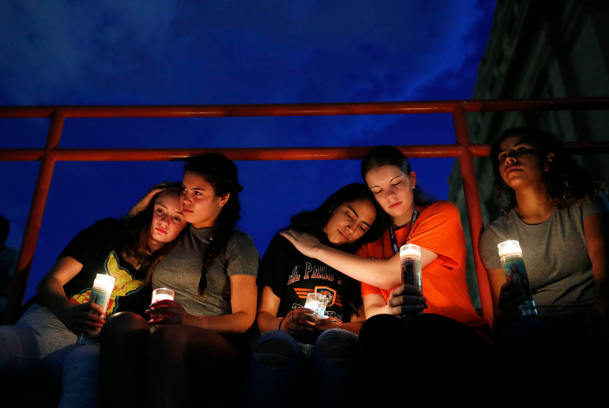 In El Paso werden zaterdagavond verschillende bijeenkomsten gehouden om stil te staan bij de slachtoffers, met elkaar te praten en om te demonstreren tegen de Amerikaanse wapenwetten. Beeld AP