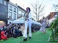 De modeshow op het Oudstrijdersplein tijdens Witte Donderdag in Ninove.