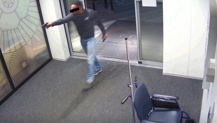 Een van de schutters in de hal van het ziekenhuis. Beeld .