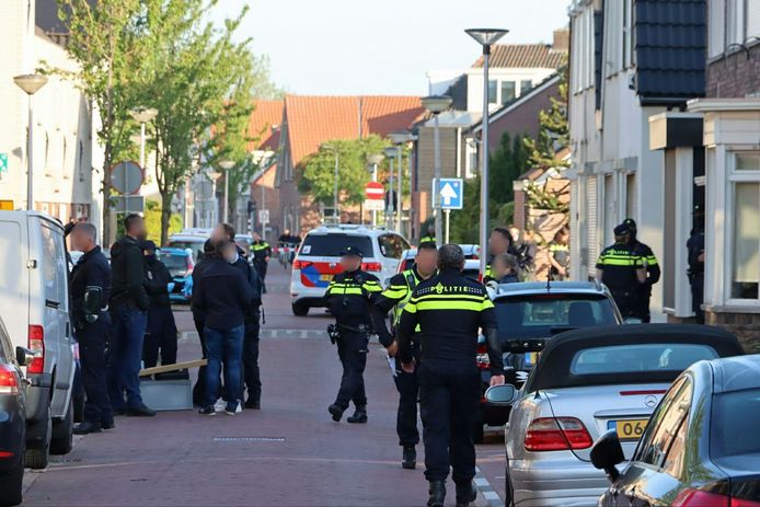 De politie doet een inval bij meerdere woningen aan de Burgemeester Jacobstraat in Enschede. In totaal heeft de politie in twaalf panden in Enschede en één pand in Delden een inval gedaan.
