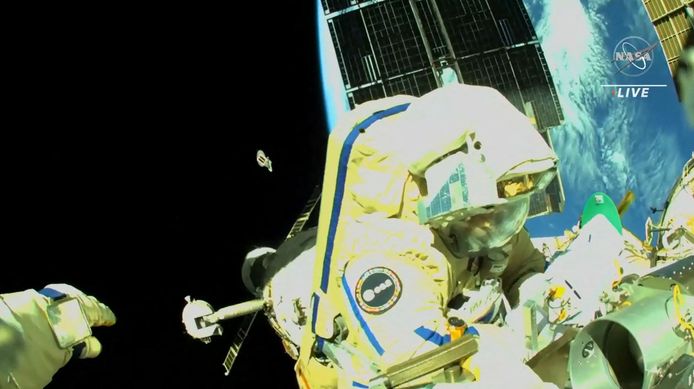 Samantha Cristoforetti, gezien door de helmcamera van haar collega-astronaut  Oleg Artemyev, is in de ruimte aan het werk aan het internationaal ruimtestation ISS.