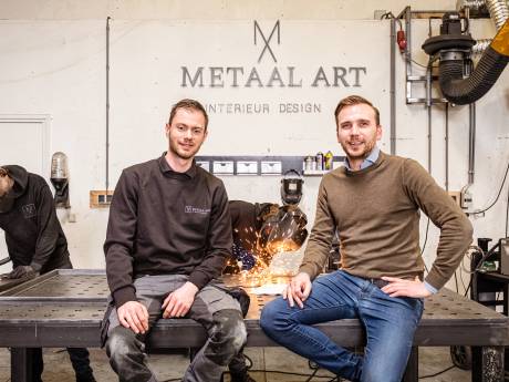 Een wenteltrap van staal? Metaalkunstenaars Arthur (30) en Jordy (28) draaien hun hand er niet voor om