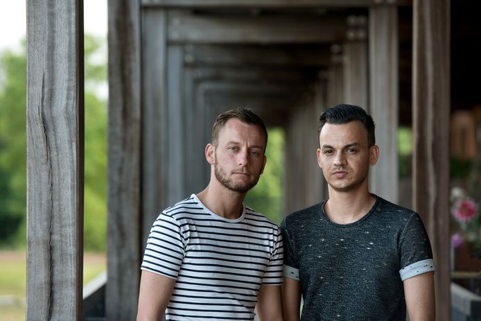 Het homostel Jasper en Ronnie dat dit voorjaar in elkaar is geslagen op de Nelson Mandelabrug.