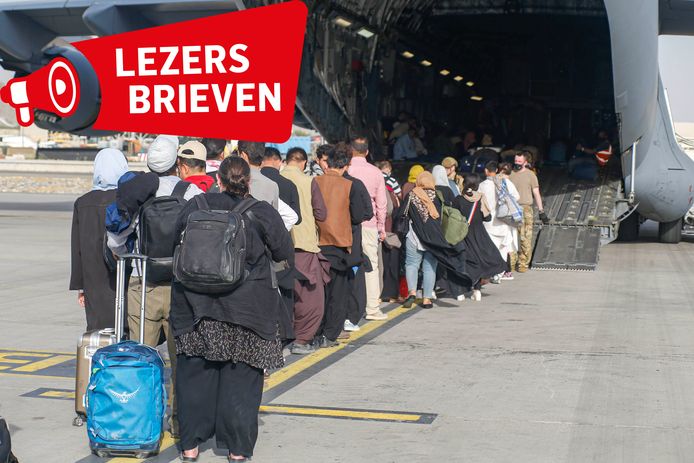 Een militair vliegtuig evacueert mensen uit Kaboel.