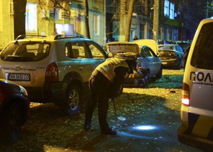 De politie onderzoekt de plek waar een auto explodeerde in centraal-Kiev.