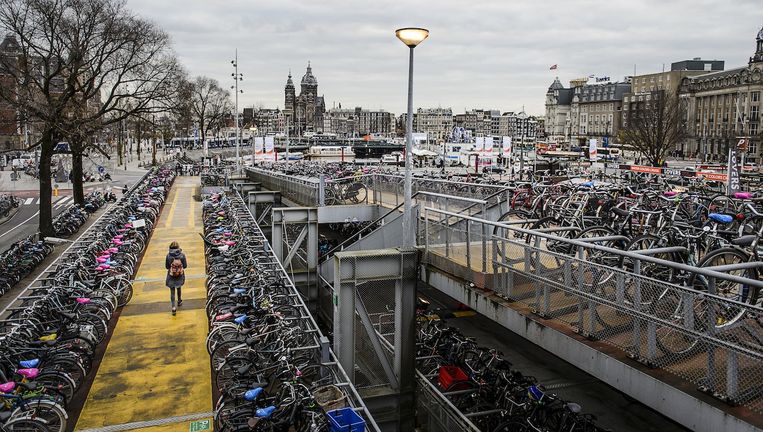 Indirect ramp Algebraïsch Bouw nieuwe stalling voor 1.300 fietsen bij Amsterdam CS van start