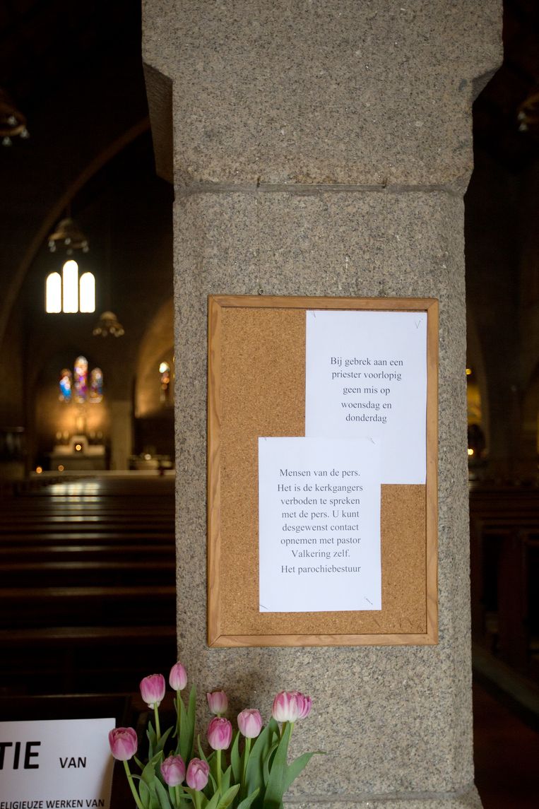 In de Vredeskerk in Amsterdam hangt een briefje.
 Beeld Maartje Geels