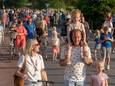 Intocht van de wandelvierdaagse in Borne, misschien wel voor het laatst. Scholen hebben hun medewerking gestopt.