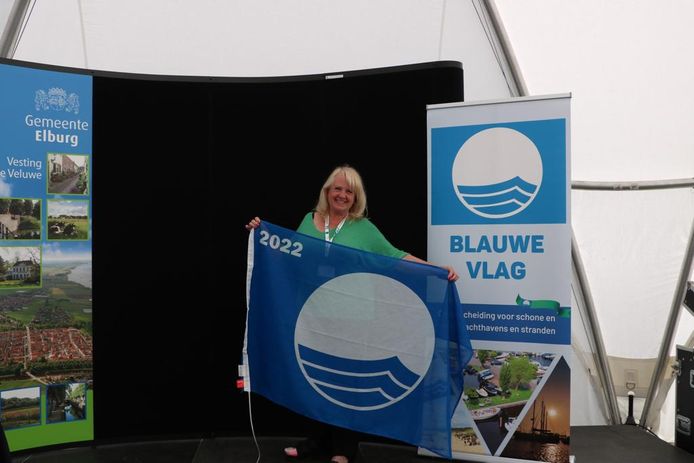 Josje van den Hoonaard van de gemeente Rotterdam, bureau Strandzaken, haalde de Blauwe Vlag donderdag op in Elburg.