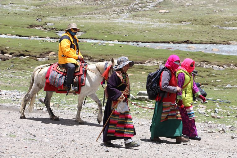 Pelgrims op hun bedevaartstocht rond Mount Kailash. Beeld RV