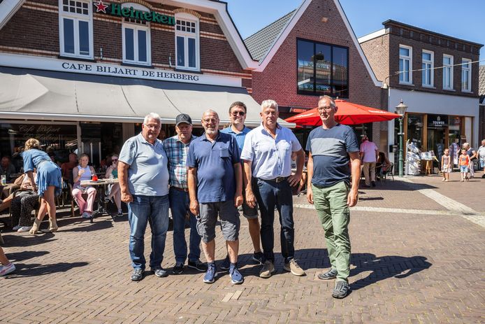 Een groep oud-mijnwerkers uit de omgeving van het Duitse Recke, de partnerstad van Ommen. Op uitnodiging zijn zij deze Bissingh-woensdag in Ommen. Tweede van rechts Reinhard Alkemeyer.