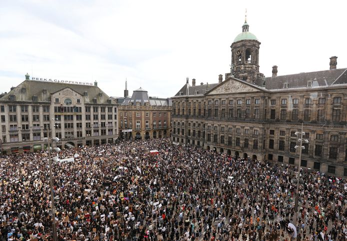 De Dam in Amsterdam stond vanmiddag en vanavond helemaal vol met demonstranten tegen politiegeweld in de VS en de EU.