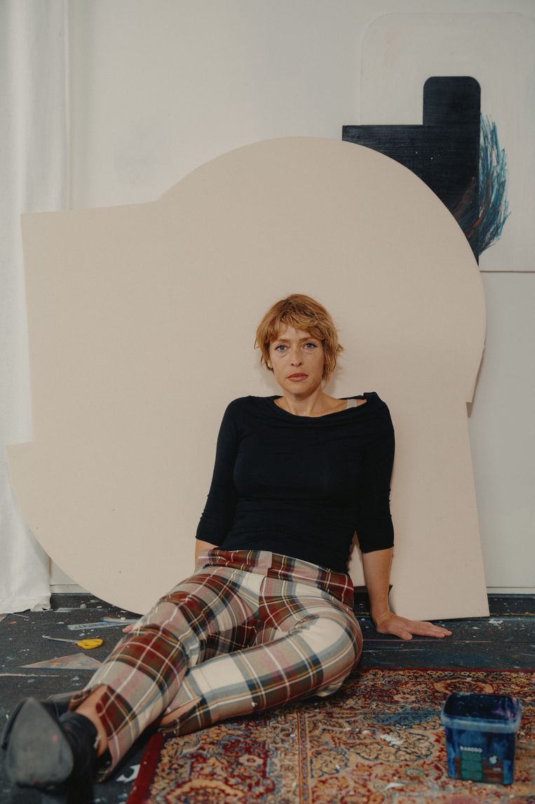 Joke Hansen. ‘Hoe boeiend ik de kunstwereld ook vind, het is gezond om regelmatig uit die bubbel te stappen.’ Beeld Illias Teirlinck