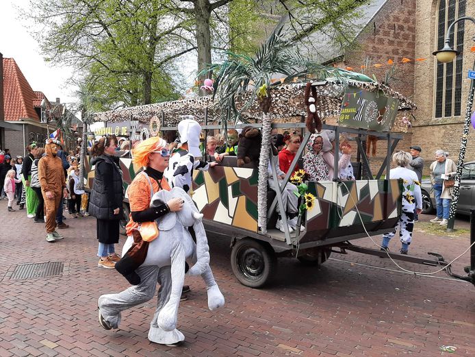 Koningsdag in Dalfsen is vandaag gevierd met een grote optocht. Basisschool De Polhaar bracht carnaval in de dierentuin tot leven.
