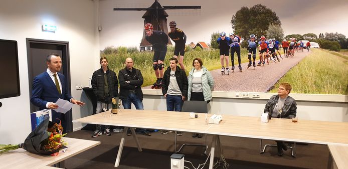 Burgemeester Sander de Rouwe van Kampen was naar Utrecht gekomen om Greet Fikse tijdens een vergadering van de KNSB te verrassen met het lintje.