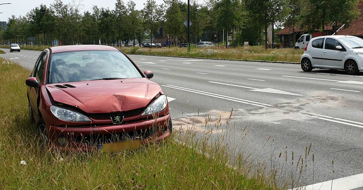 Bestuurder gewond na ongeluk met twee autos in Enschede.