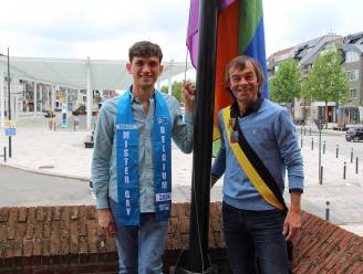 Gemeente hijst samen met Mister Gay finalist Jarne regenboogvlag